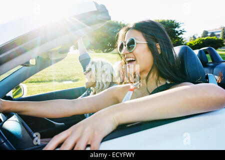 Begeistert Frauen fahren Cabrio Road trip Stockfoto