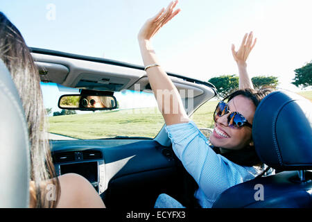 Begeistert Frauen fahren Cabrio Road trip Stockfoto