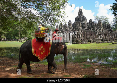 ANGKOR WAT, Kambodscha - 30. Oktober 2014: Touristen ein Elefantenritt auf einem Howdah Stuhl, eine umstrittene Praxis. Stockfoto