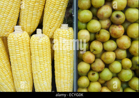 Gelber Mais und weiße Guave an einem Stand an einem Outdoor-Stand in Siem Reap, Kambodscha Stockfoto