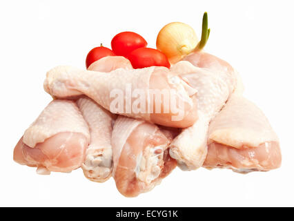 Rohe Hähnchenschenkel mit Gemüse, isoliert auf weißem Hintergrund Stockfoto