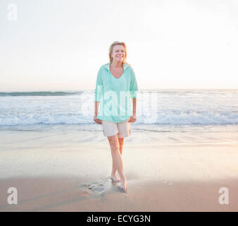 Kaukasische Frau lächelnd am Strand Stockfoto