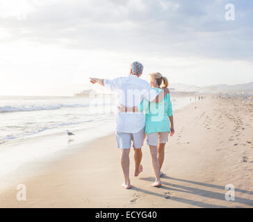 Kaukasische paar zu Fuß am Strand Stockfoto