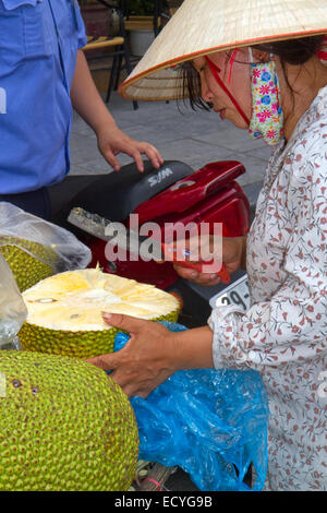 Vietnamesische Händler verkaufen Durian-Frucht in Hanoi, Vietnam. Stockfoto