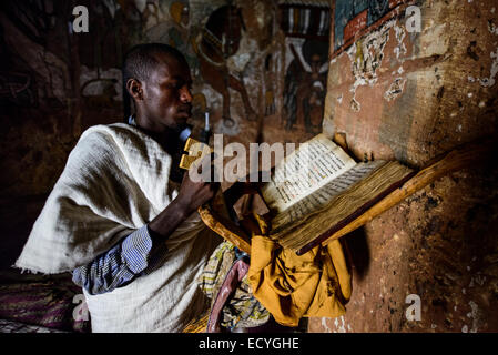 Priester in der Abuna Yemata Fels gehauene Kirche, Äthiopien Stockfoto