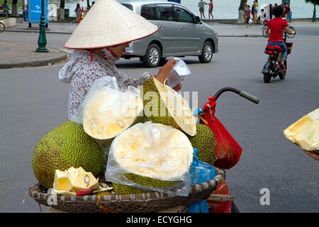 Vietnamesische Händler verkaufen Durian-Frucht in Hanoi, Vietnam. Stockfoto