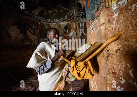 Priester in der Abuna Yemata Fels gehauene Kirche, Äthiopien Stockfoto