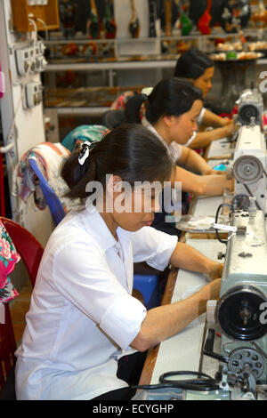 Arbeitnehmer mit Nähmaschinen in einer Kleiderfabrik in Hanoi, Vietnam. Stockfoto