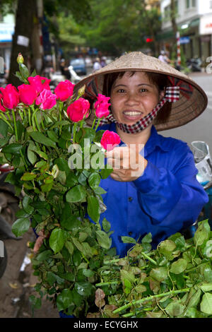 Vietnamesische Händler verkaufen Rosen in Hanoi, Vietnam. Stockfoto