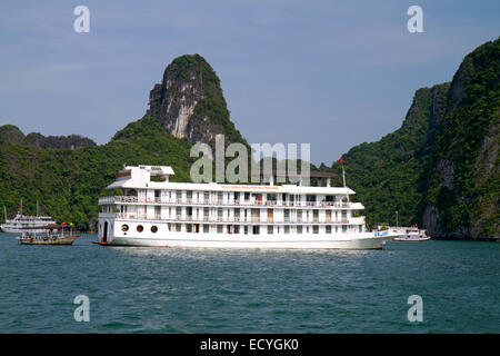 Ausflugsboote in Ha Long Bucht, Vietnam. Stockfoto