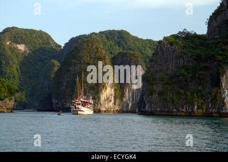 Ausflugsboot in Ha Long Bucht, Vietnam. Stockfoto