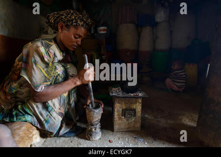 Traditionelle Kaffee-Zeremonie, Tigray, Äthiopien Stockfoto