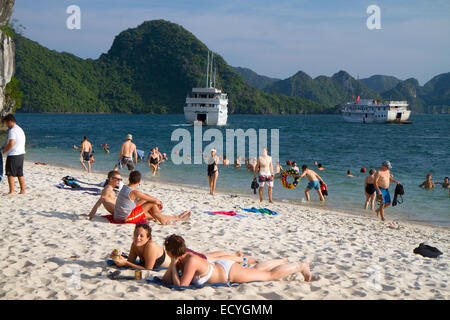 Touristen nehmen Sie ein Sonnenbad am Strand in Ha Long Bucht, Vietnam. Stockfoto