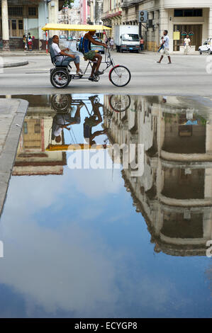 Havanna, Kuba - 12. Juni 2011: Classic kubanischen Fahrrad Taxi nimmt Passagiere entlang der Straße in Zentral-Havanna. Stockfoto