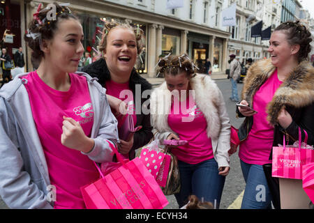 Gruppe von Mädchen mit ihren Haaren in Lockenwickler und Rosa tragen. London, UK. Stockfoto