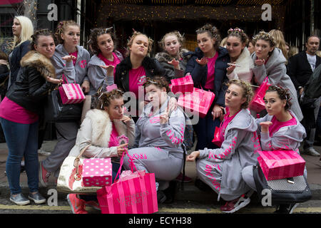 Gruppe von Mädchen mit ihren Haaren in Lockenwickler und Rosa tragen. London, UK. Stockfoto