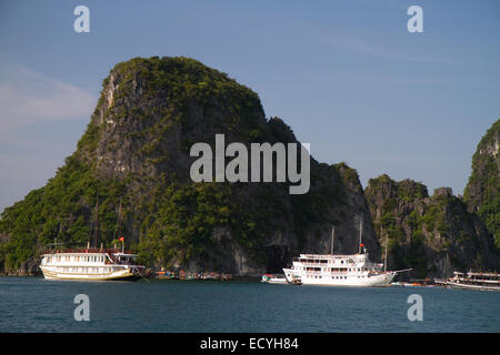 Ausflugsboote in Ha Long Bucht, Vietnam. Stockfoto