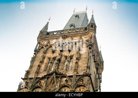 Berühmten Pulverturm in Prag, Tschechische Republik Stockfoto
