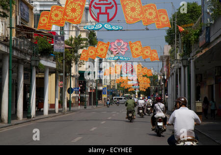 Motorroller auf Trang Tien Straße in Hanoi, Vietnam. Stockfoto