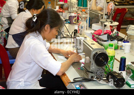 Arbeitnehmer mit Nähmaschinen in einer Kleiderfabrik in Hanoi, Vietnam. Stockfoto