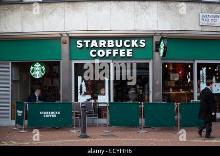 LONDON - 11. Dezember: Das Exterieur ein Starbucks-Café am 11. Dezember 2014, in London, England, UK. Starbucks ha Stockfoto