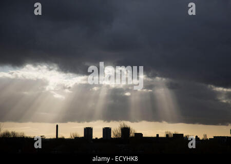 Himmlische Welle des Lichtes durch einen Bruch in den Wolken zu brechen. London, UK. Stockfoto