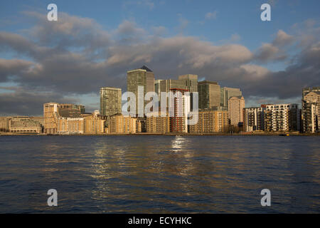 Canary Wharf und Canada Water Bankenviertel über der Themse aus gesehen. London, UK. Stockfoto