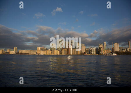 Canary Wharf und Canada Water Bankenviertel über der Themse aus gesehen. London, UK. Stockfoto