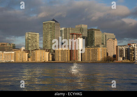 Canary Wharf und Canada Water Bankenviertel über der Themse aus gesehen. London, UK. Stockfoto