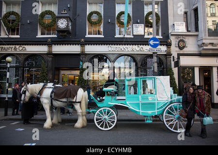 Pferd und Wagen außerhalb Tiffany und Co. auf der Bond Street, London, UK. Exklusive Geschäfte auf New Bond Street, Mayfair, zentrale Lond Stockfoto