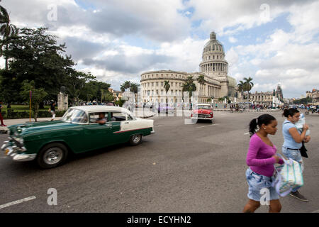 Oldtimer fahren neben der National Capitol Building in Havanna, Kuba Stockfoto