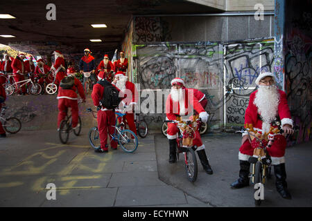 Santas of Old School BMX Life am Santa Cruise Charity Tag heraus. Unterkirche, South Bank, London, UK. Stockfoto