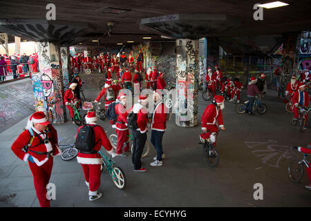 Santas of Old School BMX Life am Santa Cruise Charity Tag heraus. Unterkirche, South Bank, London, UK. Stockfoto