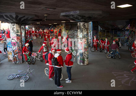 Santas of Old School BMX Life am Santa Cruise Charity Tag heraus. Unterkirche, South Bank, London, UK. Stockfoto