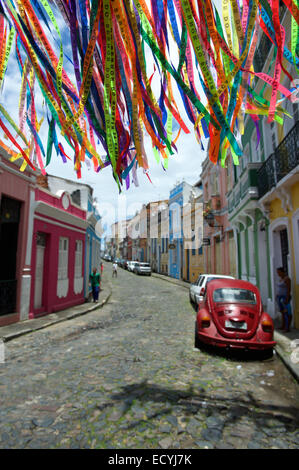 Farbenfrohe brasilianische Wunsch Bänder winken in den Himmel über koloniale Architektur der Pelourinho Salvador Bahia Brasilien Stockfoto