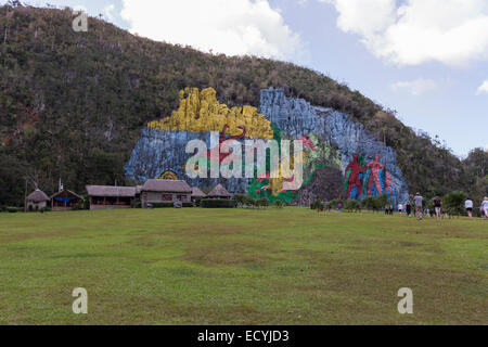 Auf einem Felsen am Fuße des 617m hohen Sierra de Vinales, Kuba, ist das Mural De La Prehistoria ein 120m langen Gemälde auf der Seite Stockfoto