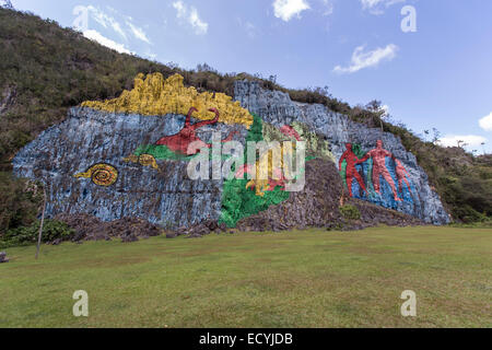 Auf einem Felsen am Fuße des 617m hohen Sierra de Vinales, Kuba, ist das Mural De La Prehistoria ein 120m langen Gemälde auf der Seite Stockfoto