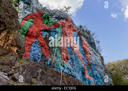 Auf einem Felsen am Fuße des 617m hohen Sierra de Vinales, Kuba, ist das Mural De La Prehistoria ein 120m langen Gemälde auf der Seite Stockfoto