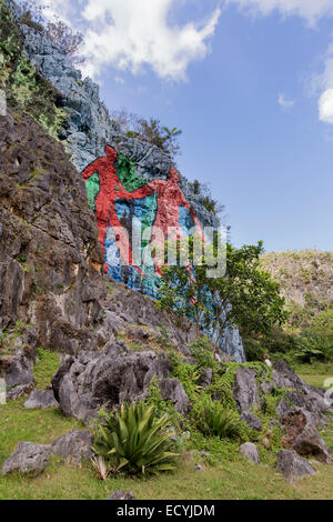 Auf einem Felsen am Fuße des 617m hohen Sierra de Vinales, Kuba, ist das Mural De La Prehistoria ein 120m langen Gemälde auf der Seite Stockfoto