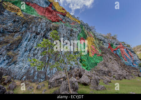 Auf einem Felsen am Fuße des 617m hohen Sierra de Vinales, Kuba, ist das Mural De La Prehistoria ein 120m langen Gemälde auf der Seite Stockfoto