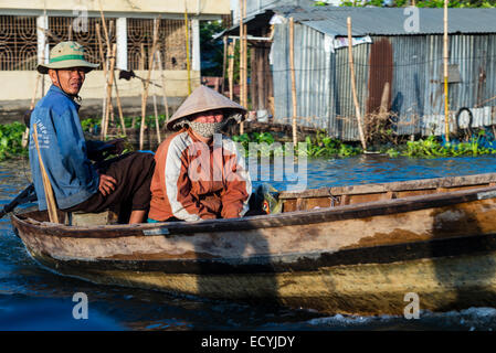 Vietnamesische Mann und Frau auf ihrem kleinen Boot auf dem schwimmenden Markt von Phong Dien am Fluss Hua in der Mekong-Delta in Vietnam. Stockfoto