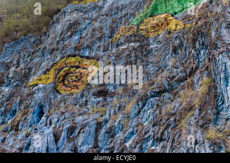 Auf einem Felsen am Fuße des 617m hohen Sierra de Vinales, Kuba, ist das Mural De La Prehistoria ein 120m langen Gemälde auf der Seite Stockfoto