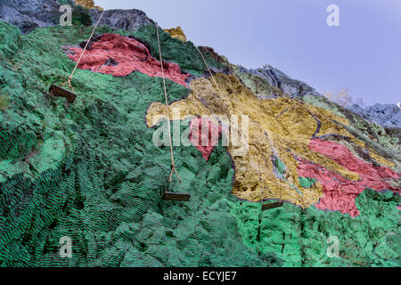 Auf einem Felsen am Fuße des 617m hohen Sierra de Vinales, Kuba, ist das Mural De La Prehistoria ein 120m langen Gemälde auf der Seite Stockfoto