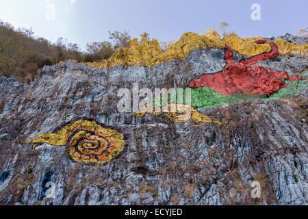 Auf einem Felsen am Fuße des 617m hohen Sierra de Vinales, Kuba, ist das Mural De La Prehistoria ein 120m langen Gemälde auf der Seite Stockfoto