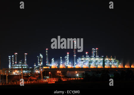 Landschaft der petrochemischen Öl-Raffinerie-Anlage in der Nacht in Betrieb Stockfoto