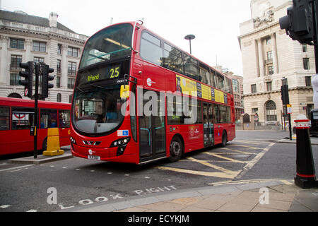 LONDON - 18. Oktober: Londoner Busse an Bank Station am 18. Oktober 2014 in London, England, Vereinigtes Königreich. Reisen mit dem Bus ist London che Stockfoto