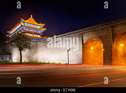 Lizenzbild am MaximImages.com Tower of the Xi'an Stadtmauer bei Nacht. XI'an, Shaanxi, China 2014 Stockfoto