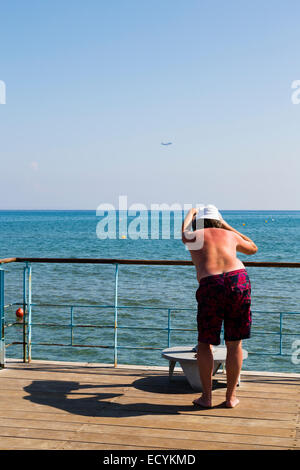 Flugzeug-Spotter auf Peir bei Finikoudas, Larnaca, Zypern. Stockfoto