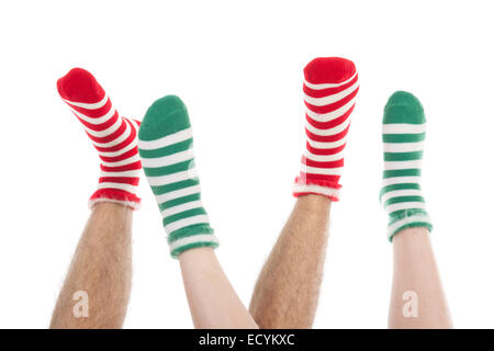 Viele Füße in Weihnachten Socken isoliert auf weißem Hintergrund Stockfoto