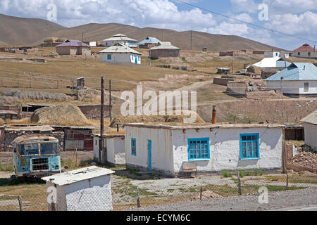 Das abgelegene Dorf Sary-Tash / Sary Tash im Tal Alay, Provinz von Osch, Kirgisistan Stockfoto